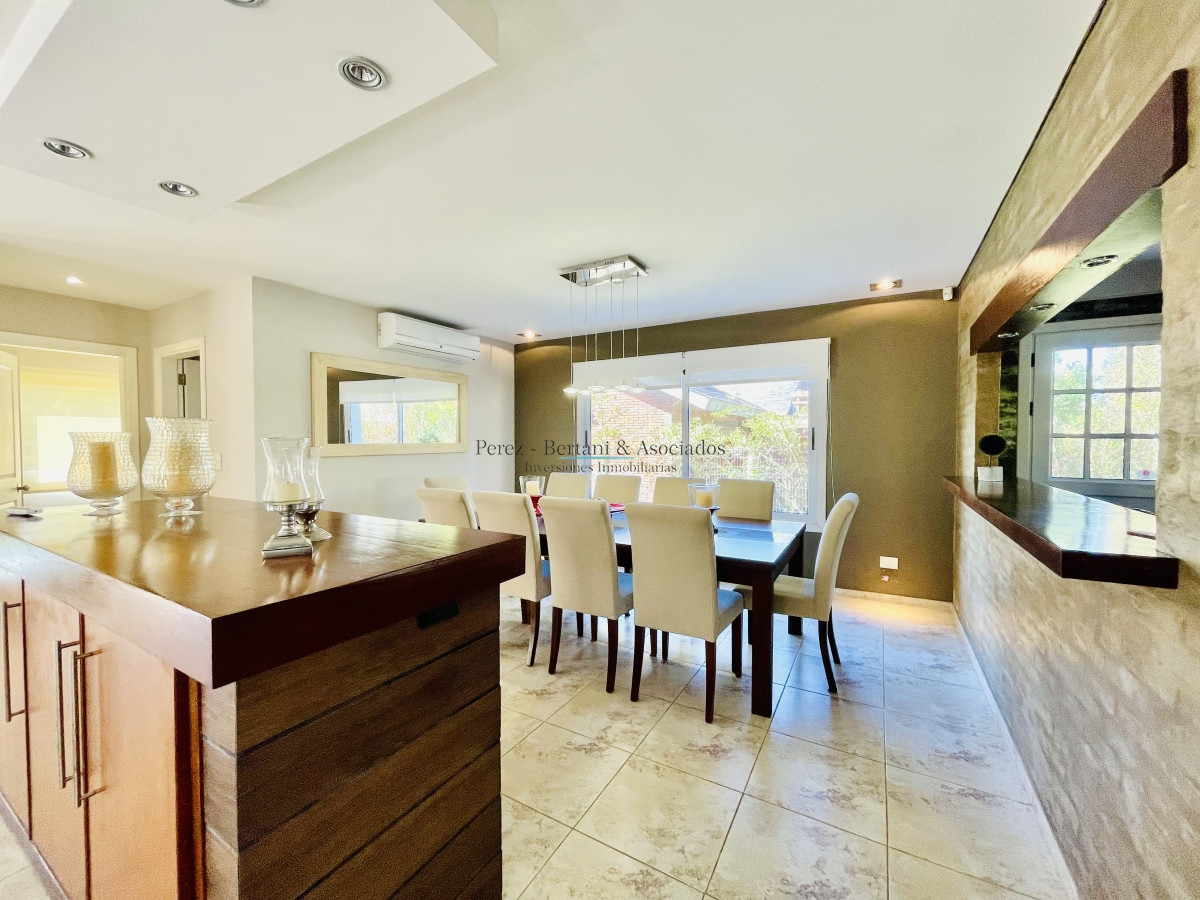 Casa ID.875 - Excelente Casa de 4 Dormitorios, Piscina Climatizada y Barbacoa en Pinares, Punta del Este