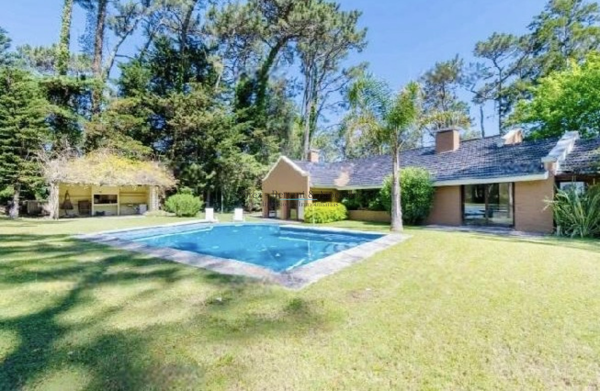 Casa ID.193 - Excelente Casa de 4 Dormitorios, Piscina y Parrillero en San Rafael 
