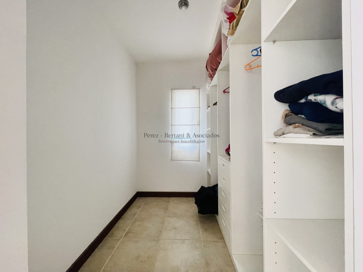Casa ID.876 - Muy Buena Casa de 5 Dormitorios y Piscina en Rincón del Indio, a Pocos Metros del Mar