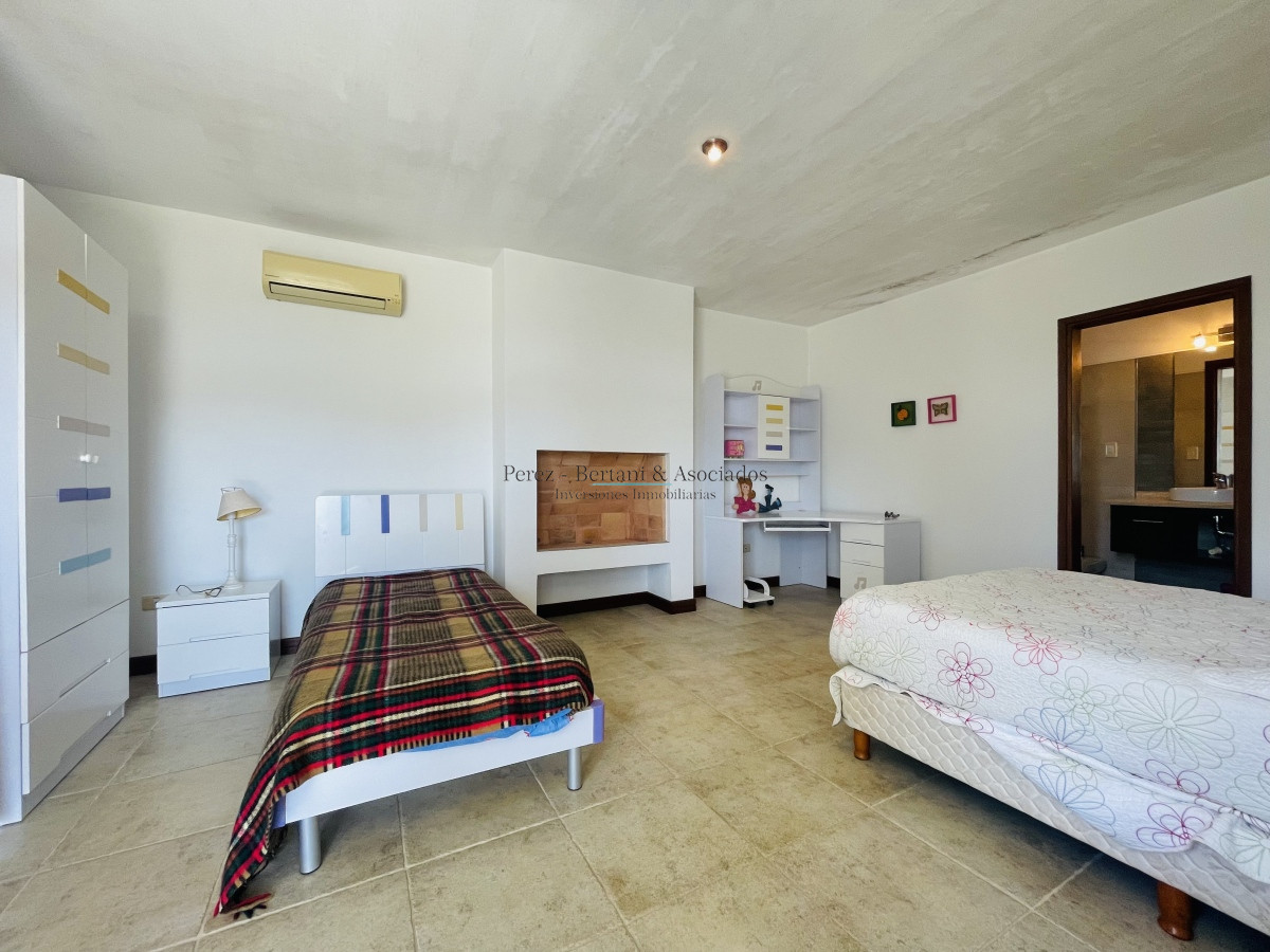 Casa ID.876 - Muy Buena Casa de 5 Dormitorios y Piscina en Rincón del Indio, a Pocos Metros del Mar