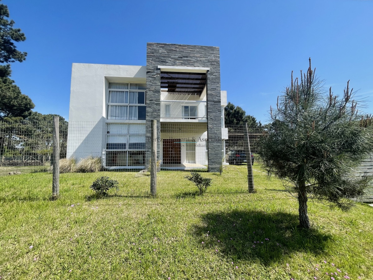 Casa ID.876 - Muy Buena Casa de 5 Dormitorios y Piscina en Rincón del Indio, a Pocos Metros del Mar