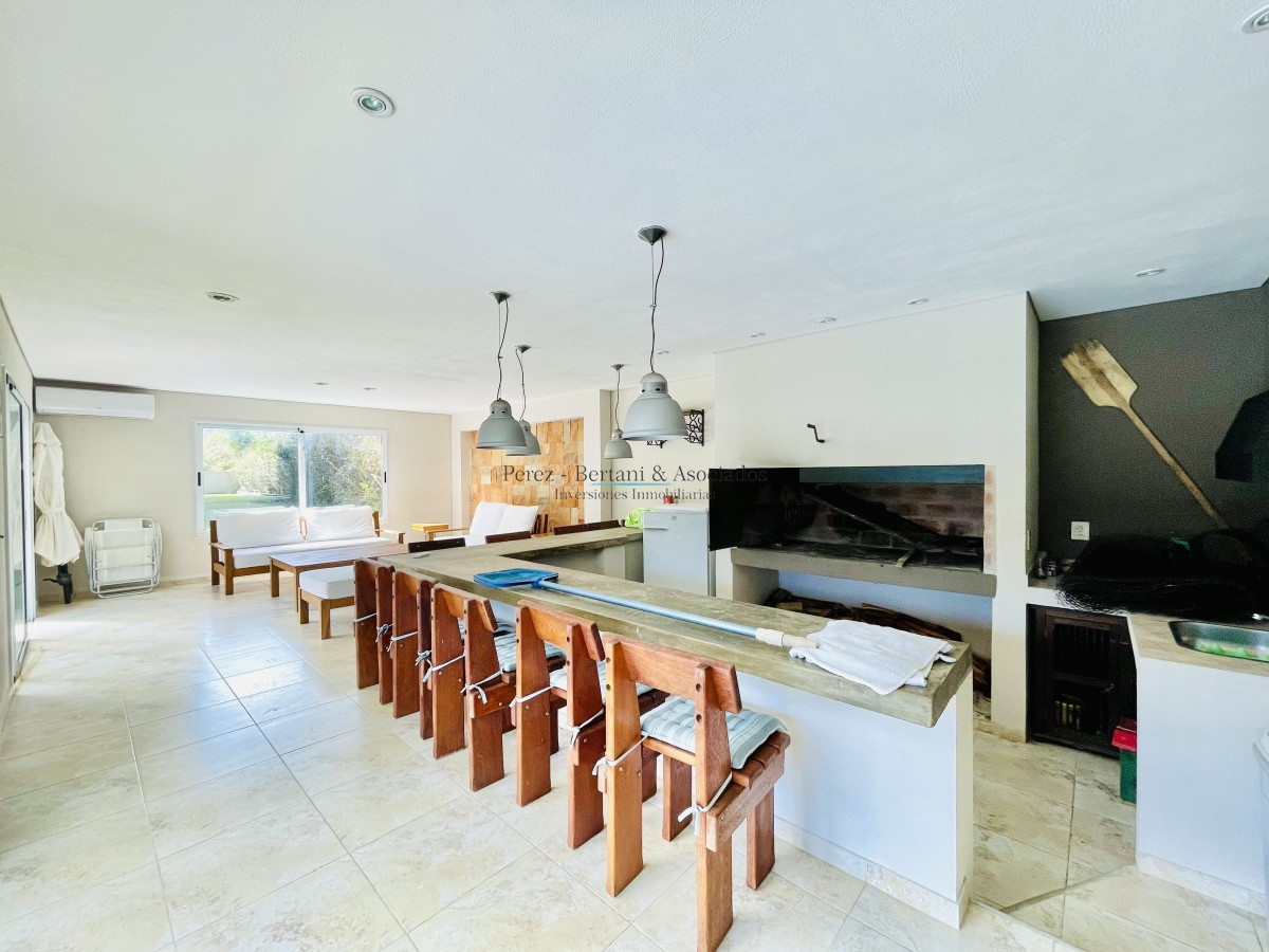 Casa ID.875 - Excelente Casa de 4 Dormitorios, Piscina Climatizada y Barbacoa en Pinares, Punta del Este