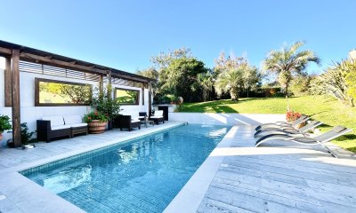 Moderna Casa de 5 Dormitorios y Piscina Climatizada Frente a Playa Mansa - Punta del Este