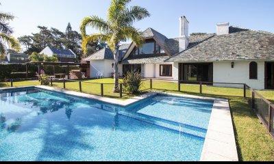 Venta de Casa de 4 Dormitorios y Piscina con gran parque en Playa Mansa, Punta del Este