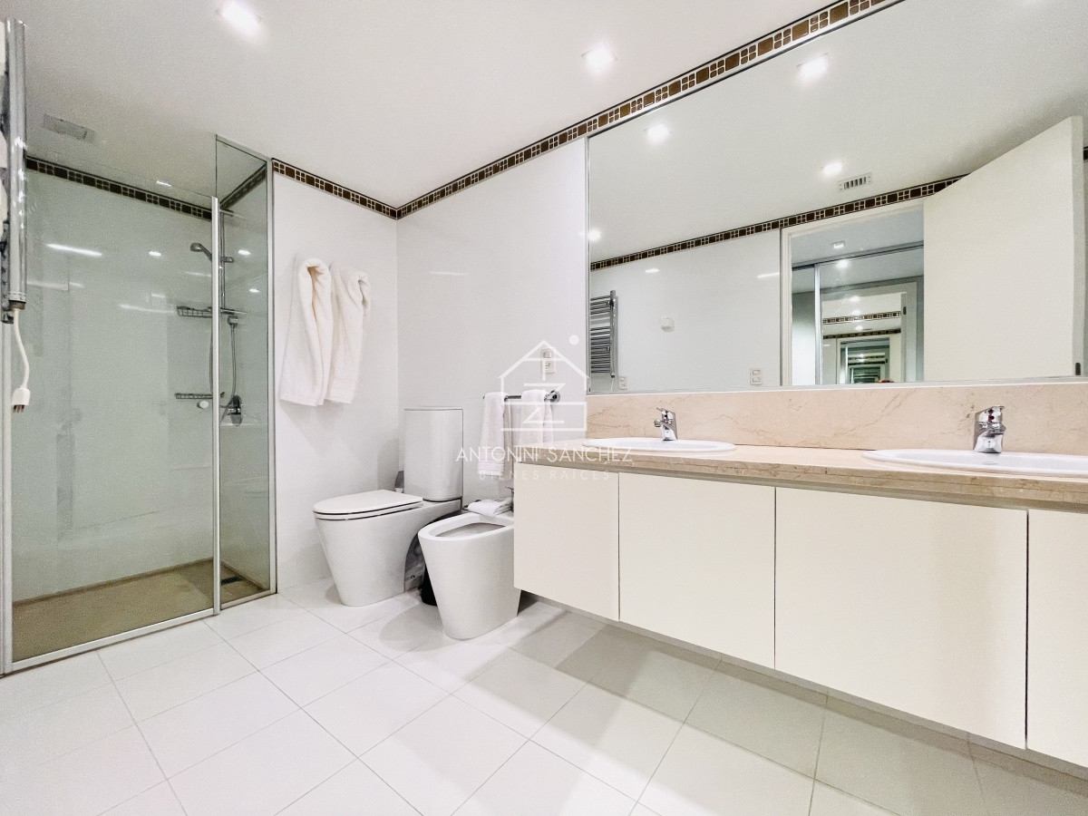 Apartamento ID.1771 - Oportunidad en Venta, Moderno Apartamento de 2 Dormitorios y Dependencia sobre Primera Línea de playa Brava, Le Parc