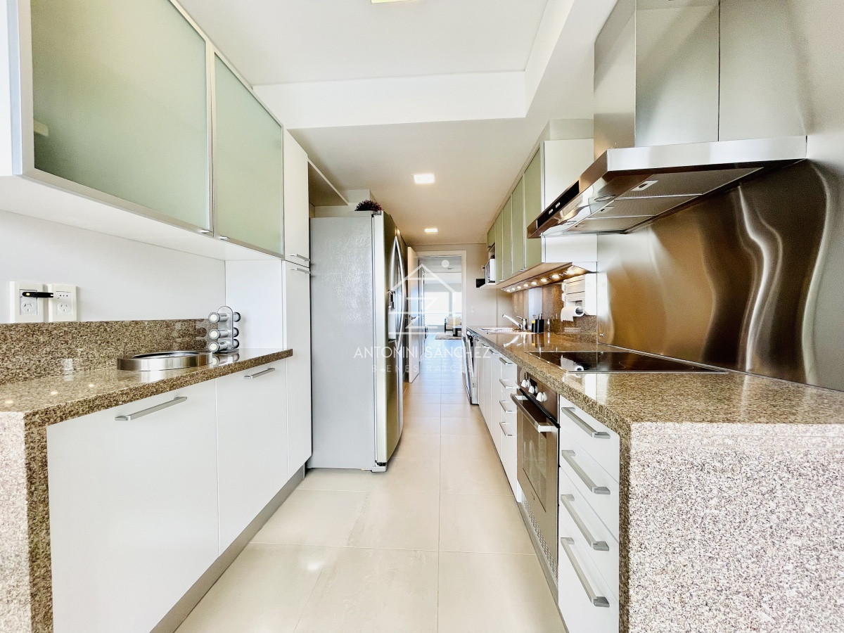 Apartamento ID.1771 - Oportunidad en Venta, Moderno Apartamento de 2 Dormitorios y Dependencia sobre Primera Línea de playa Brava, Le Parc
