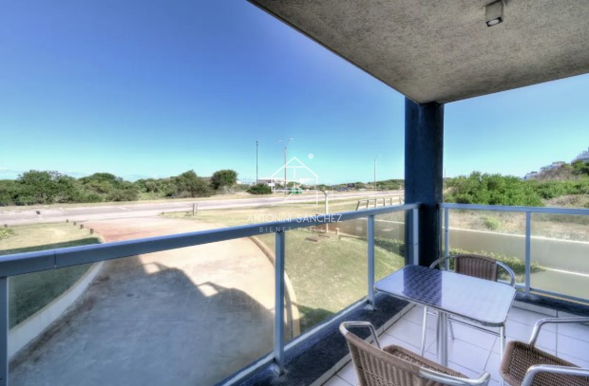 Apartamento ID.793 - Apartamento de 3 Dormitorios en Venta Primera Línea del Mar, Playa Brava Punta del Este
