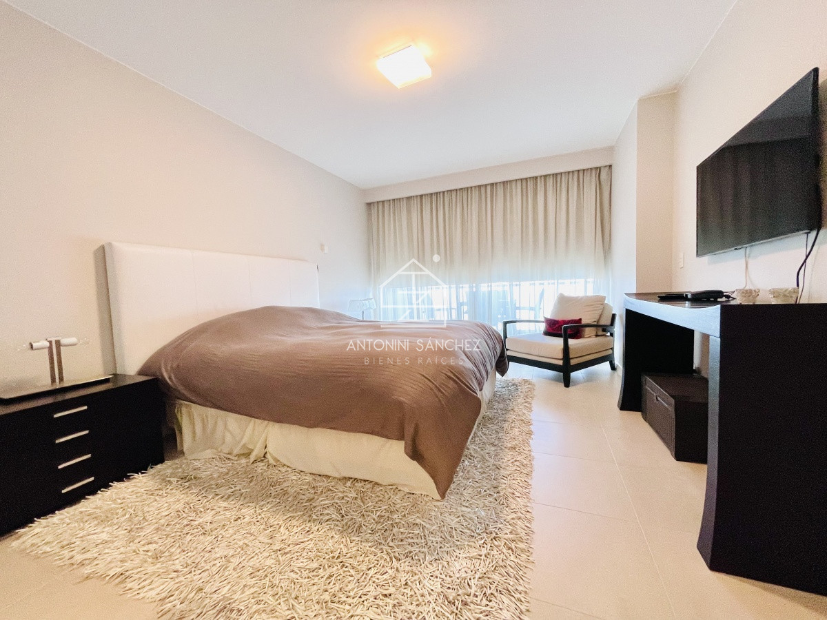 Apartamento ID.1771 - Oportunidad en Venta, Moderno Apartamento de 2 Dormitorios y Dependencia sobre Primera Línea de playa Brava, Le Parc