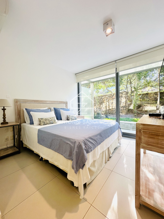 Apartamento ID.1703 - Venta OPORTUNIDAD de exclusivo departamento de tres dormitorios y Parrillero en Punta Ballena