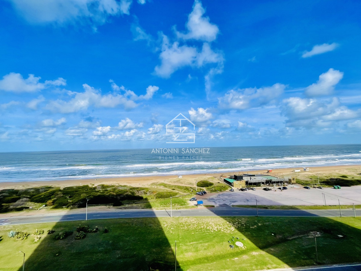 Apartamento ID.1771 - Oportunidad en Venta, Moderno Apartamento de 2 Dormitorios y Dependencia sobre Primera Línea de playa Brava, Le Parc