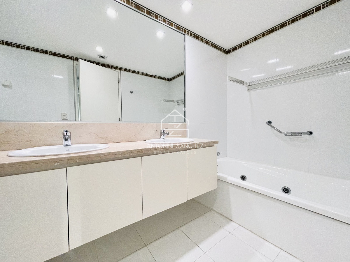 Apartamento ID.1771 - Oportunidad en Venta, Moderno Apartamento de 2 Dormitorios y Dependencia sobre Primera Línea de playa Brava, Le Parc