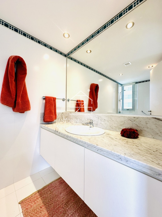 Apartamento ID.1772 - Oportunidad en Venta y Alquiler temporal de maravilloso departamento esquinero en Torre Le Parc, Playa Brava, Punta del Este