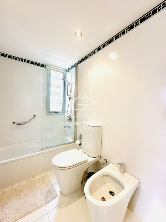 Apartamento ID.1772 - Oportunidad en Venta y Alquiler temporal de maravilloso departamento esquinero en Torre Le Parc, Playa Brava, Punta del Este