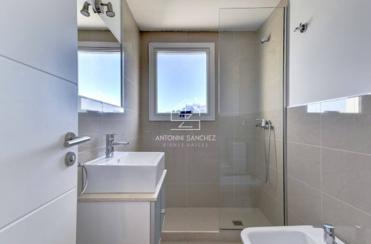 Apartamento ID.793 - Apartamento de 3 Dormitorios en Venta Primera Línea del Mar, Playa Brava Punta del Este