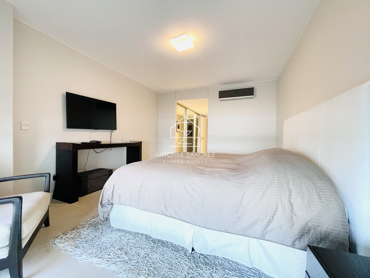 Apartamento ID.1771 - Oportunidad en Venta, Moderno Apartamento de 2 Dormitorios y Dependencia sobre Primera Línea de playa Brava, Le Parc