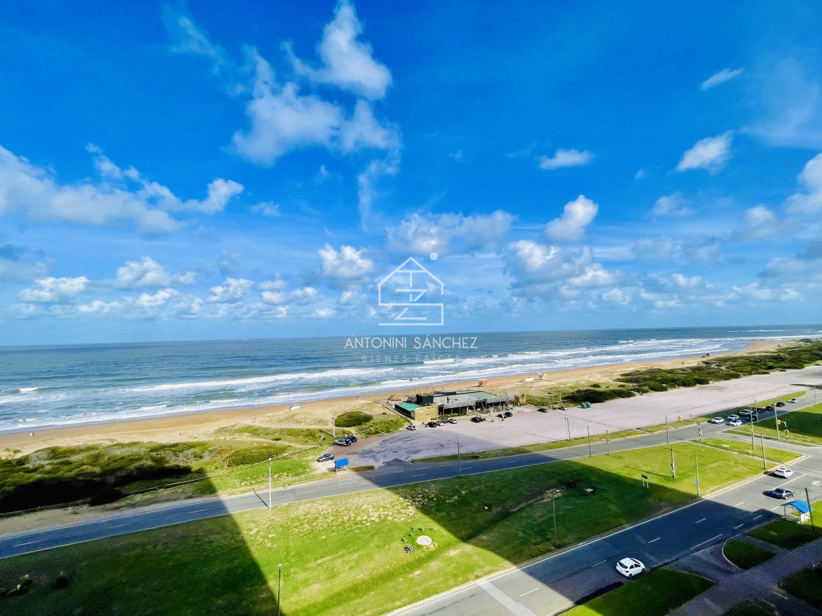 Apartamento ID.1771 - Oportunidad en Venta, Moderno Apartamento de 2 Dormitorios y Dependencia sobre Primera Línea de playa Brava, Le Parc