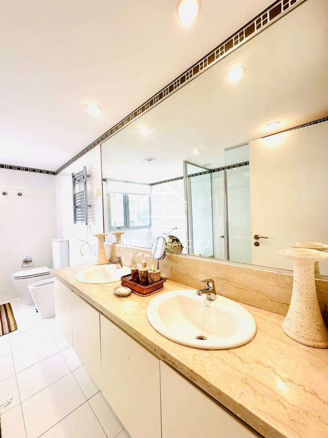 Apartamento ID.1772 - Oportunidad en Venta y Alquiler temporal de maravilloso departamento esquinero en Torre Le Parc, Playa Brava, Punta del Este