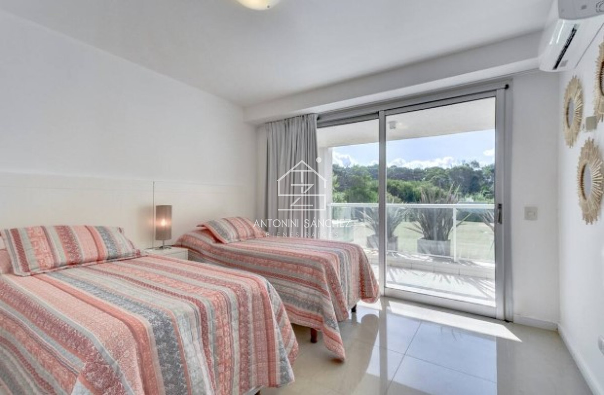 Apartamento ID.793 - Apartamento de 3 Dormitorios en Venta Primera Línea del Mar, Playa Brava Punta del Este