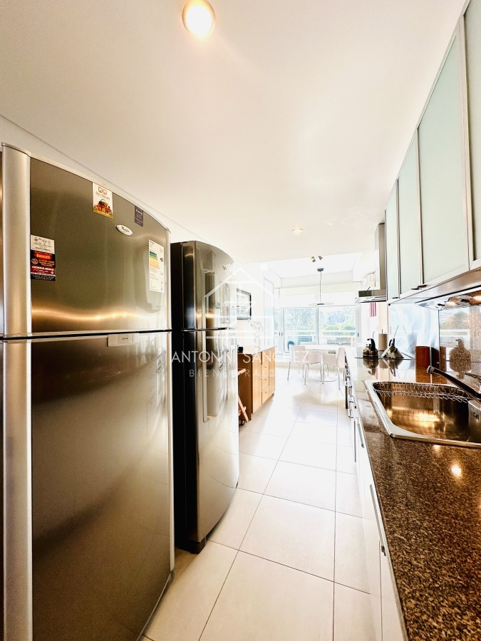 Apartamento ID.1772 - Oportunidad en Venta y Alquiler temporal de maravilloso departamento esquinero en Torre Le Parc, Playa Brava, Punta del Este