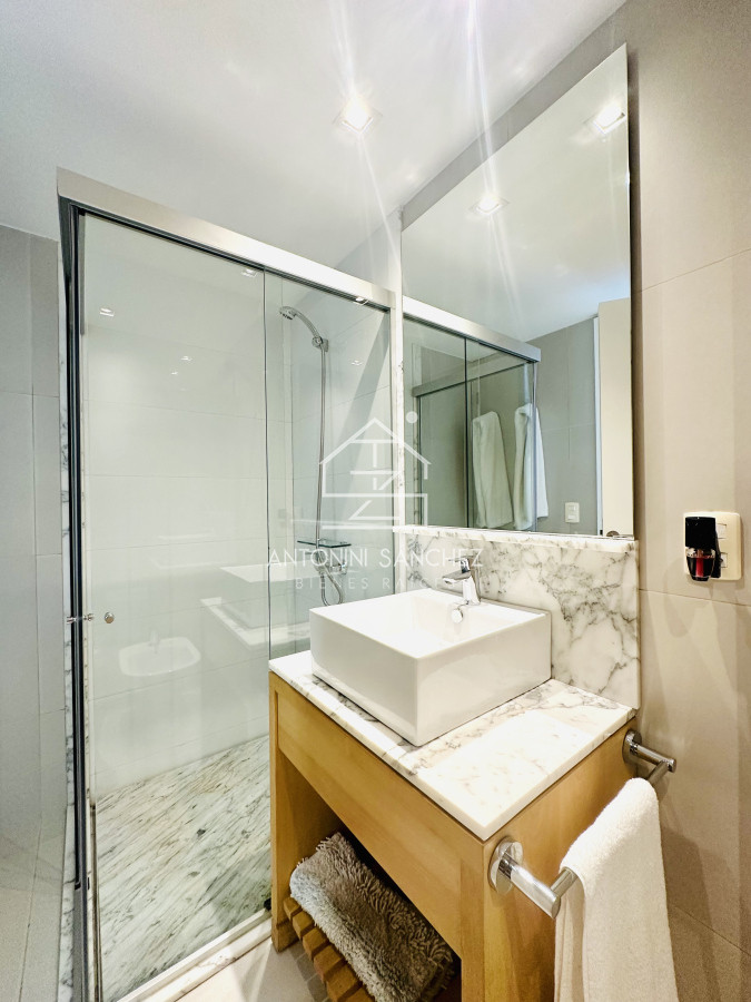 Apartamento ID.1703 - Venta OPORTUNIDAD de exclusivo departamento de tres dormitorios y Parrillero en Punta Ballena