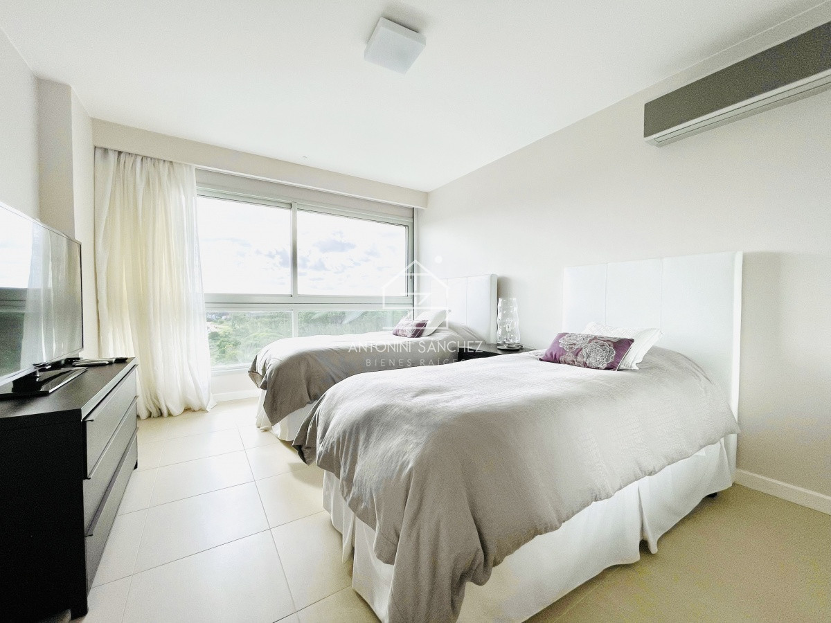 Apartamento ID.1771 - Oportunidad en Venta, Moderno Apartamento de 2 Dormitorios y Dependencia sobre Primera Línea de playa Brava, Le Parc