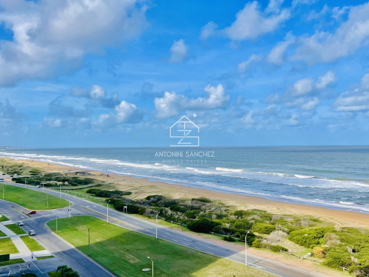 Apartamento ID.1771 - Oportunidad en Venta, Moderno Apartamento de 2 Dormitorios y Dependencia sobre Primera Línea de playa Brava, Le Parc