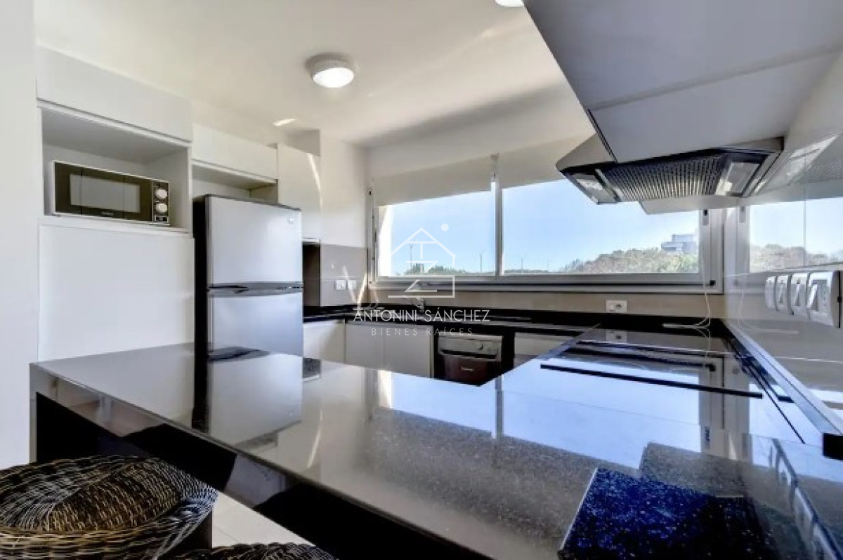 Apartamento ID.793 - Apartamento de 3 Dormitorios en Venta Primera Línea del Mar, Playa Brava Punta del Este