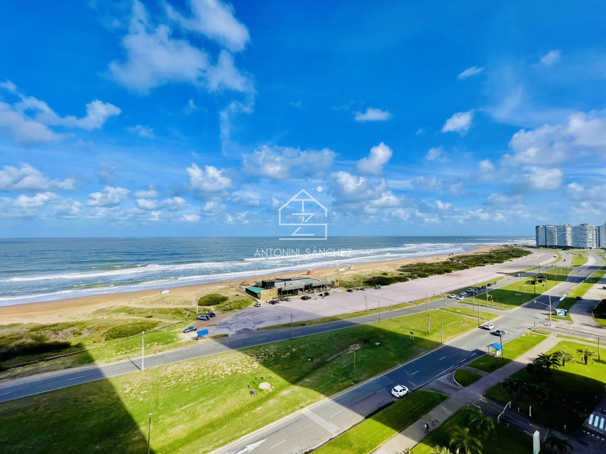 Apartamento ID.1771 - Oportunidad en Venta, Moderno Apartamento de 2 Dormitorios y Dependencia sobre Primera Línea de playa Brava, Le Parc
