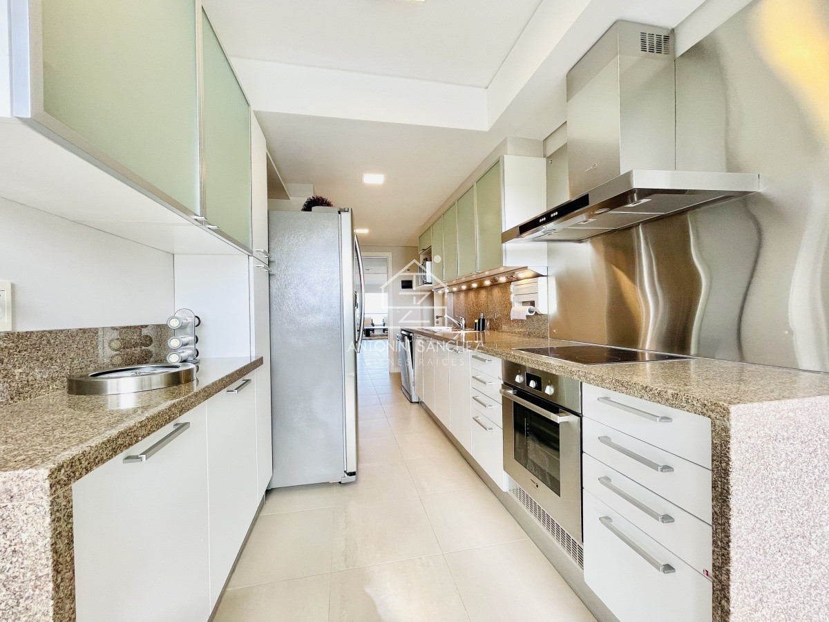 Apartamento ID.1771 - Oportunidad en Venta, Moderno Apartamento de 2 Dormitorios y Dependencia sobre Primera Línea de playa Brava, Le Parc