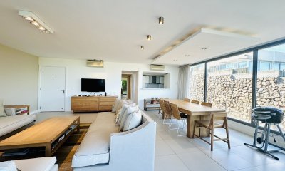 Venta OPORTUNIDAD de exclusivo departamento de tres dormitorios y Parrillero en Punta Ballena