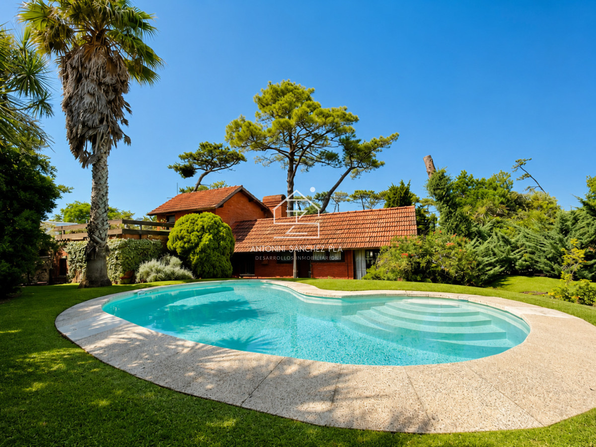 Casa ID.2759 - Excelente Casa de 4 Dormitorios en Playa Mansa - Punta del Este