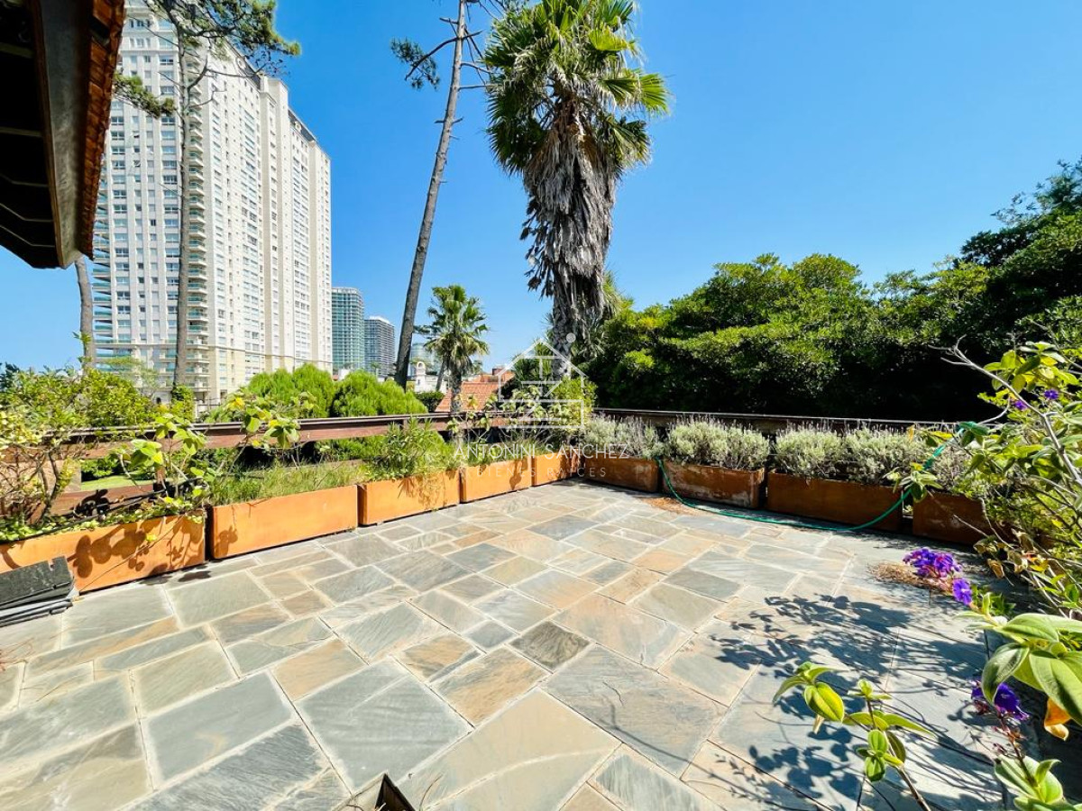 Casa ID.2759 - Excelente Casa de 4 Dormitorios en Playa Mansa - Punta del Este