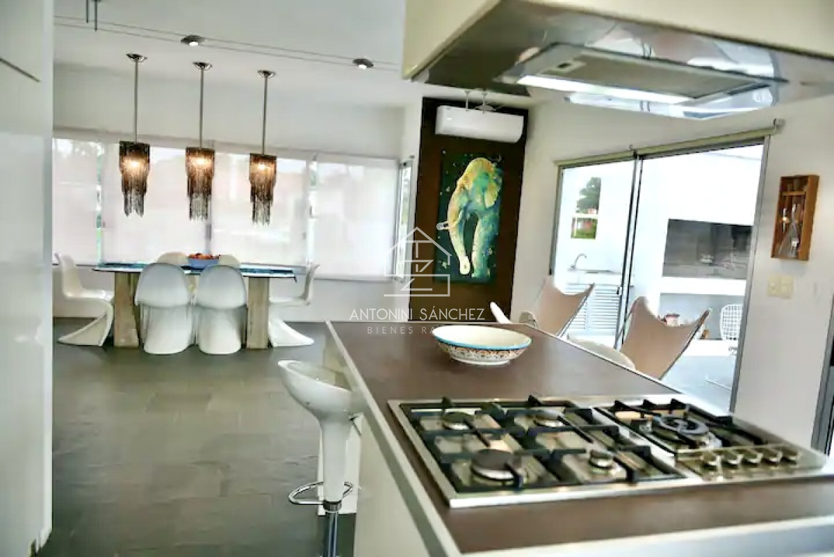 Casa ID.2531 - Excelente Casa de 4 Dormitorios y Piscina en Manantiales, Punta del Este