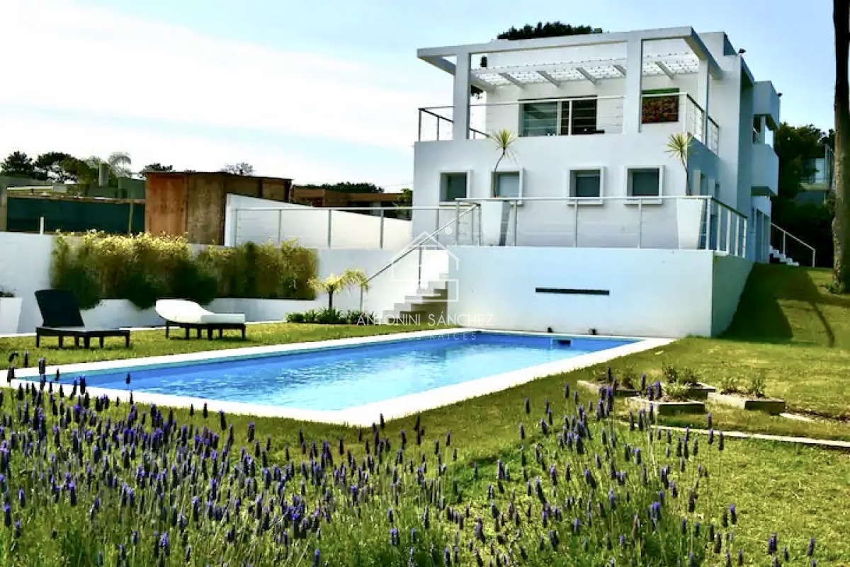 Casa ID.2531 - Excelente Casa de 4 Dormitorios y Piscina en Manantiales, Punta del Este