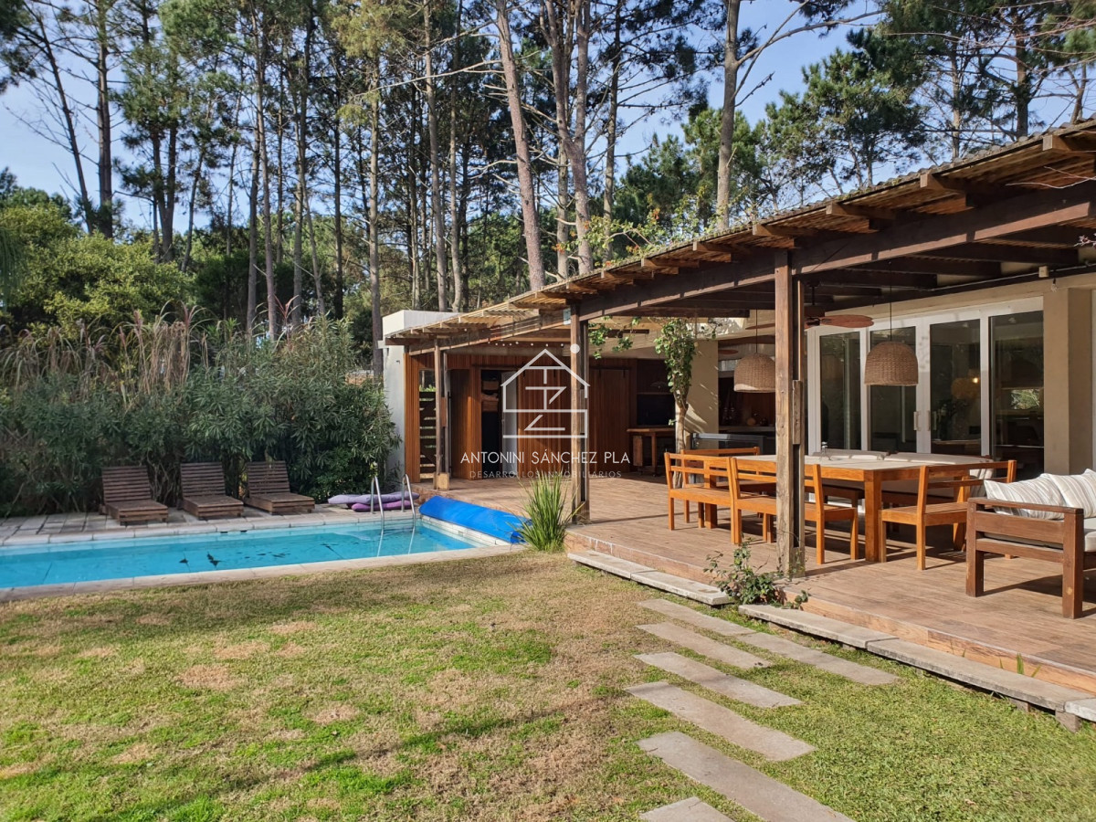 Casa ID.2879 - Casa de 5 dormitorios con piscina climatizada y barbacoa. Gran parque en Burnett zona Pinares
