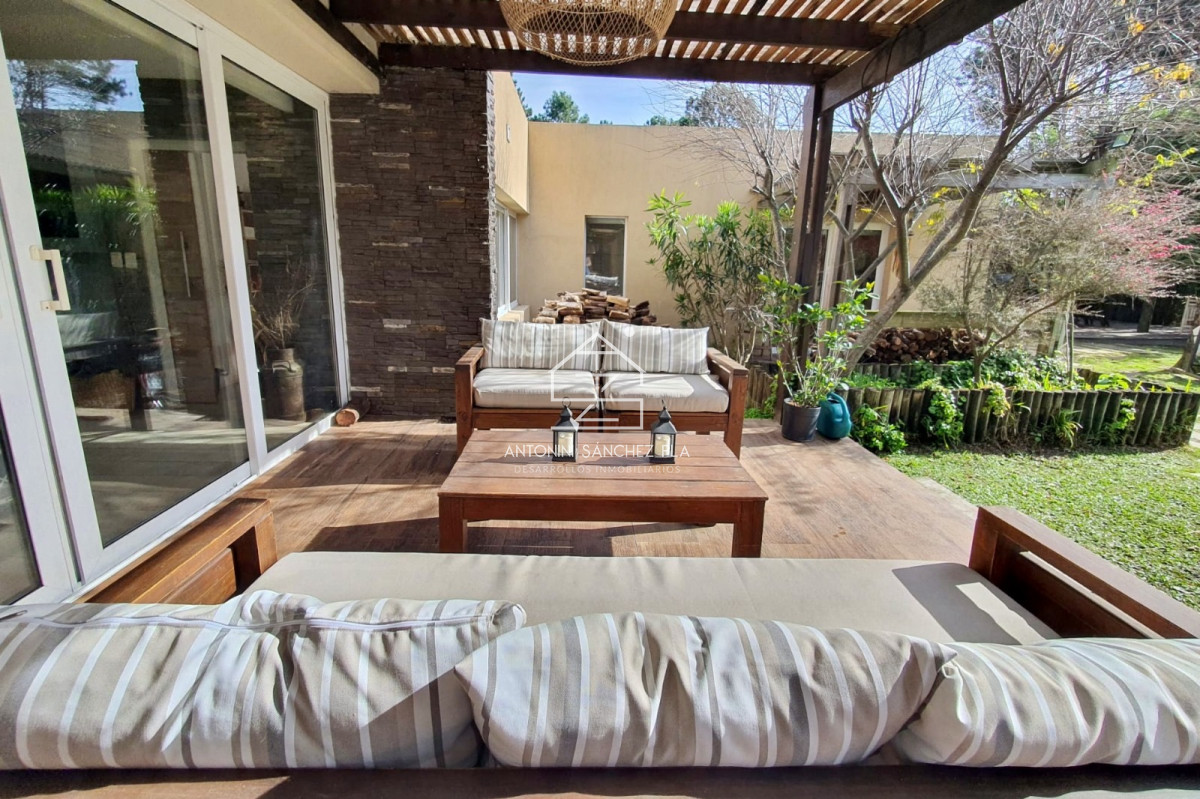 Casa ID.2879 - Casa de 5 dormitorios con piscina climatizada y barbacoa. Gran parque en Burnett zona Pinares