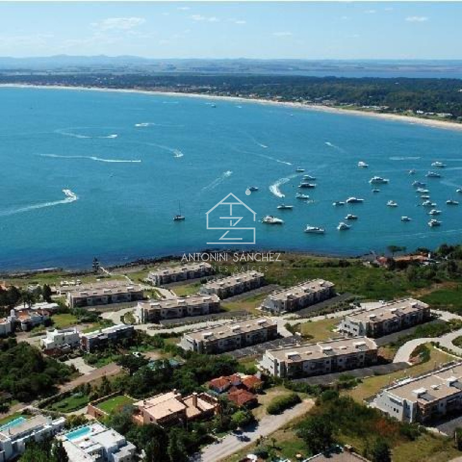 Apartamento ID.1757 - Venta de apartamento de dos dormitorios con parrillero en complejo privado de Punta Ballena
