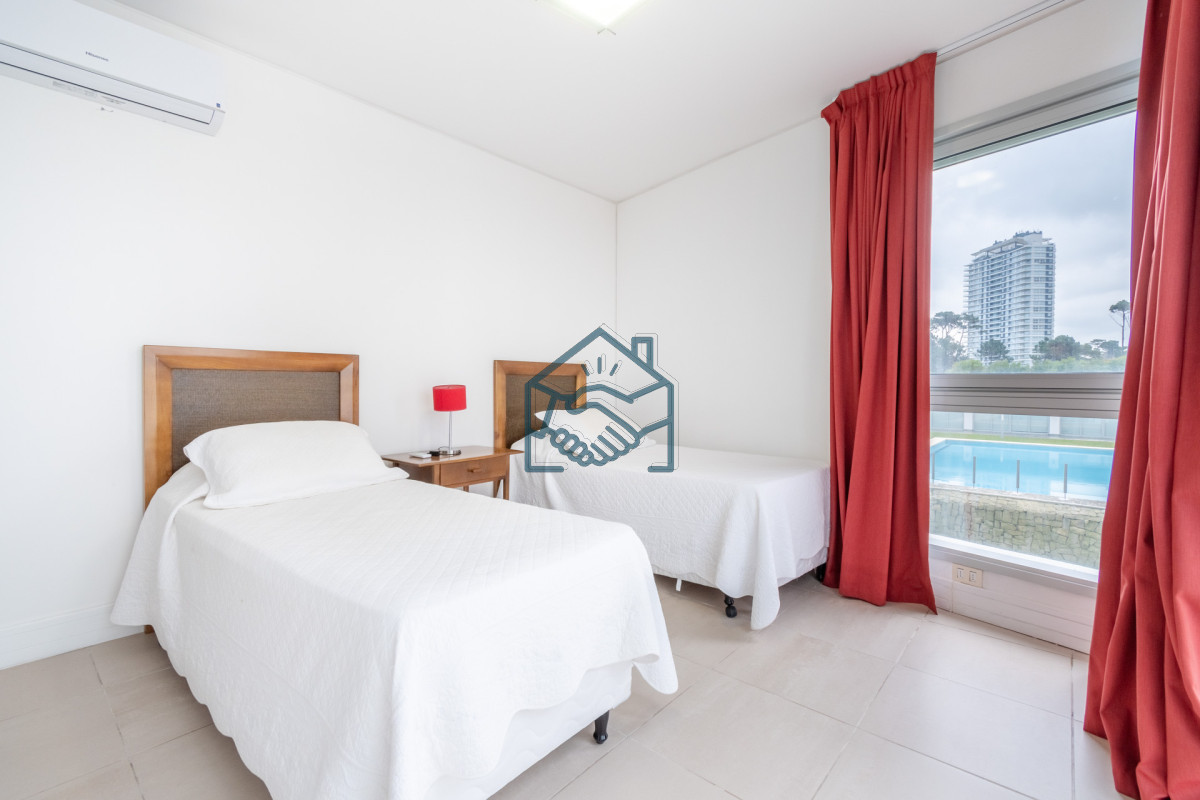 Apartamento ID.612/Venta-y-alquiler-de-departamento-con-tres-dormitorios-mas-dependencia-de-servicio-en-torre-Le-Parc-playa-Brava,-Punta-del-Este - Venta y alquiler de departamento con tres dormitorios mas dependencia de servicio en torre Le Parc playa Brava, Punta del Este