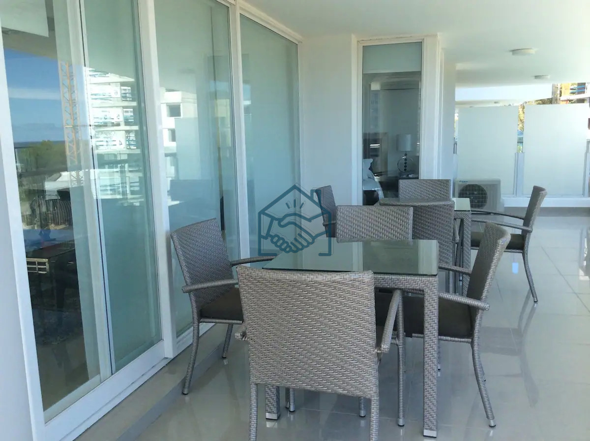 Apartamento ID.489/Venta-y-alquiler-de-moderno-departamento-de-tres-dormitorios-más-dependencia-a-pasos-de-Playa-Brava - Venta y alquiler de moderno departamento de tres dormitorios más dependencia a pasos de Playa Brava