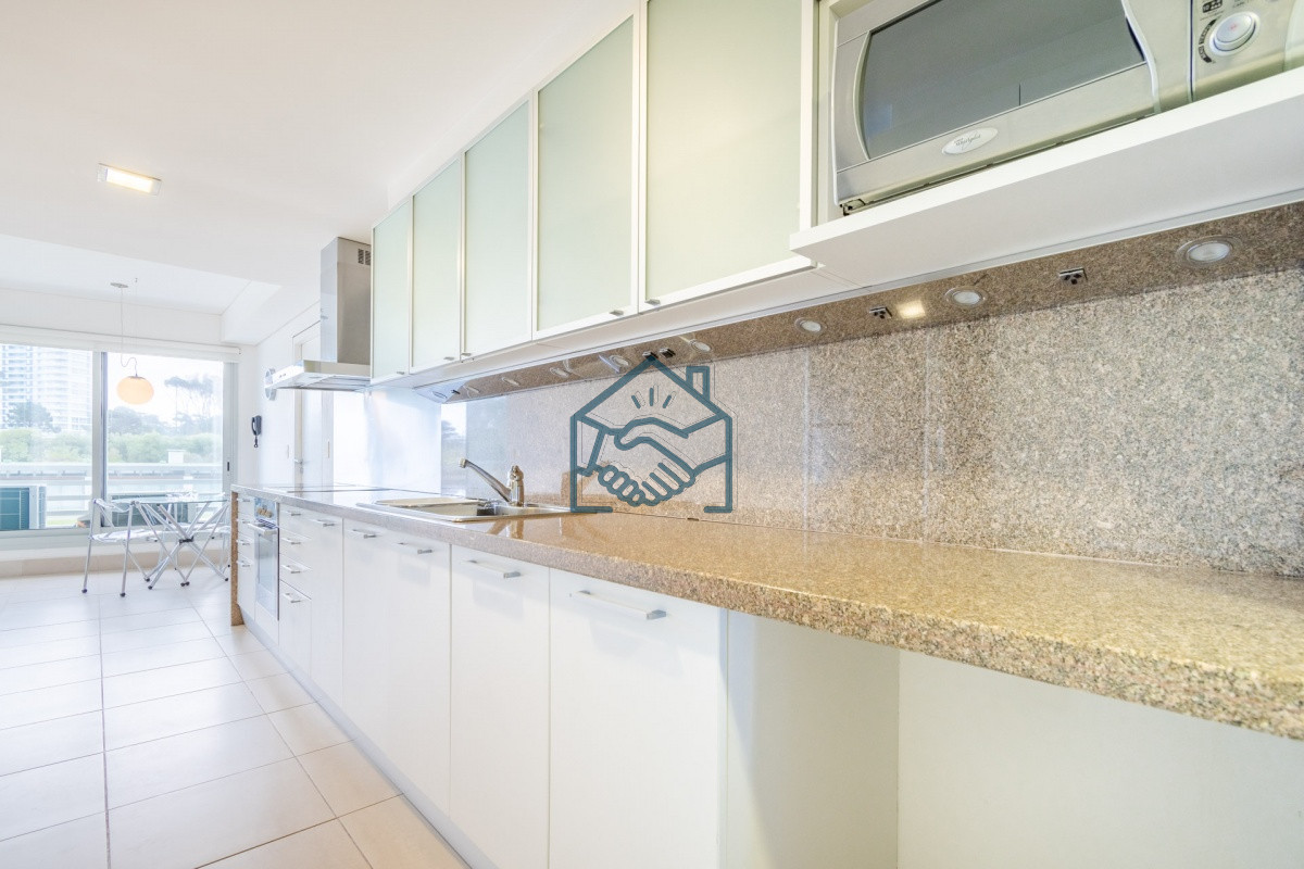 Apartamento ID.612/Venta-y-alquiler-de-departamento-con-tres-dormitorios-mas-dependencia-de-servicio-en-torre-Le-Parc-playa-Brava,-Punta-del-Este - Venta y alquiler de departamento con tres dormitorios mas dependencia de servicio en torre Le Parc playa Brava, Punta del Este
