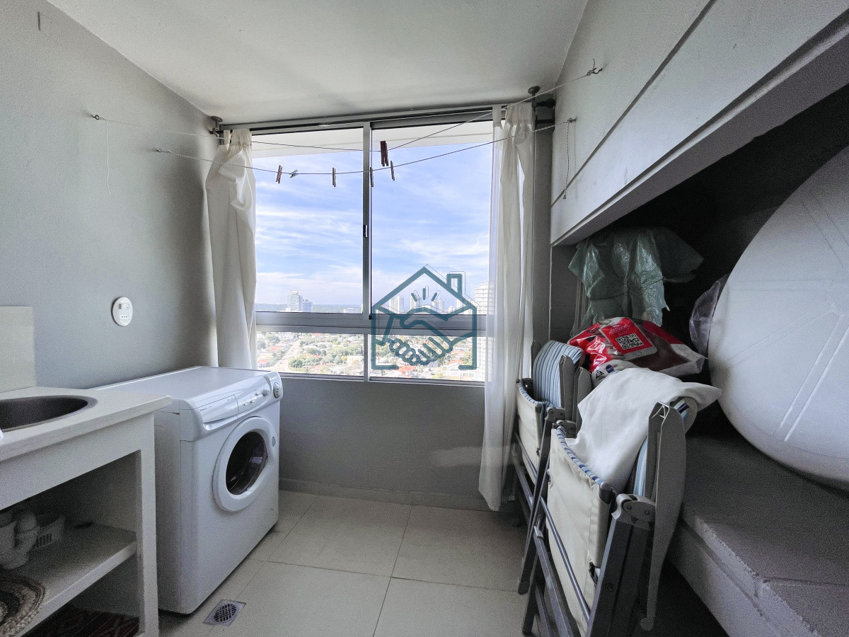 Apartamento ID.1442/Apartamento-de-2-Dormitorios,-Vista-al-Mar-y-Parrillero-en-Playa-Mansa,-Venta - Apartamento de 2 Dormitorios, Vista al Mar y Parrillero en Playa Mansa, Venta