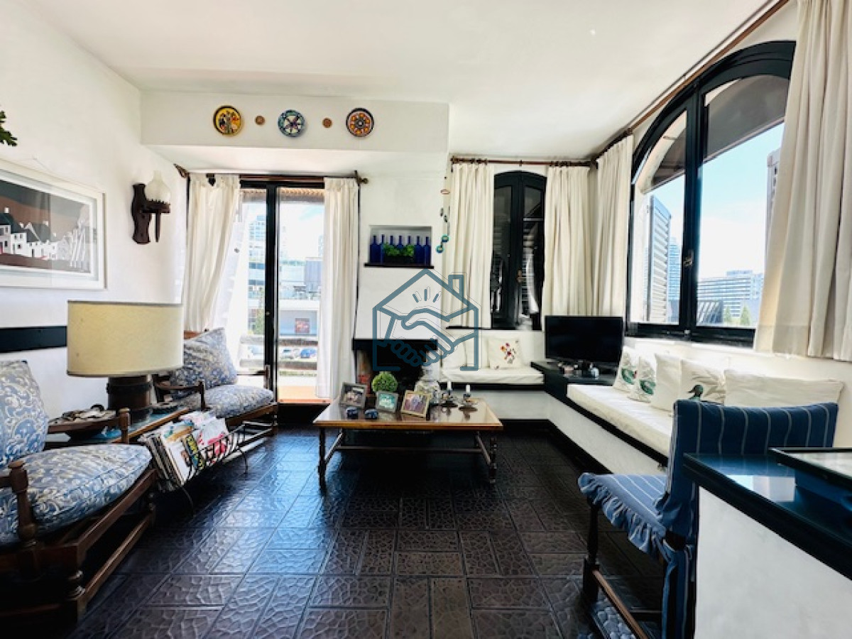 Apartamento ID.1246/Venta-de-apartamento-de-3-dormitorios-y-2-baños-a-metros-del-Mar-en-Playa-Mansa - Venta de apartamento de 3 dormitorios y 2 baños a metros del Mar en Playa Mansa