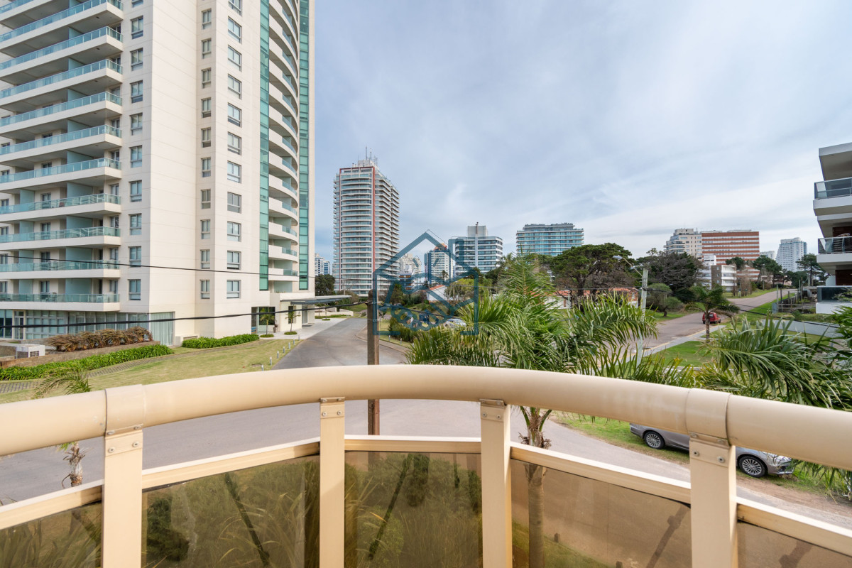 Apartamento ID.1343/Moderno-Apartamento-de-3-Dormitorios-a-Pocas-Cuadras-del-Mar-En-Venta,-Playa-Brava - Moderno Apartamento de 3 Dormitorios a Pocas Cuadras del Mar En Venta, Playa Brava