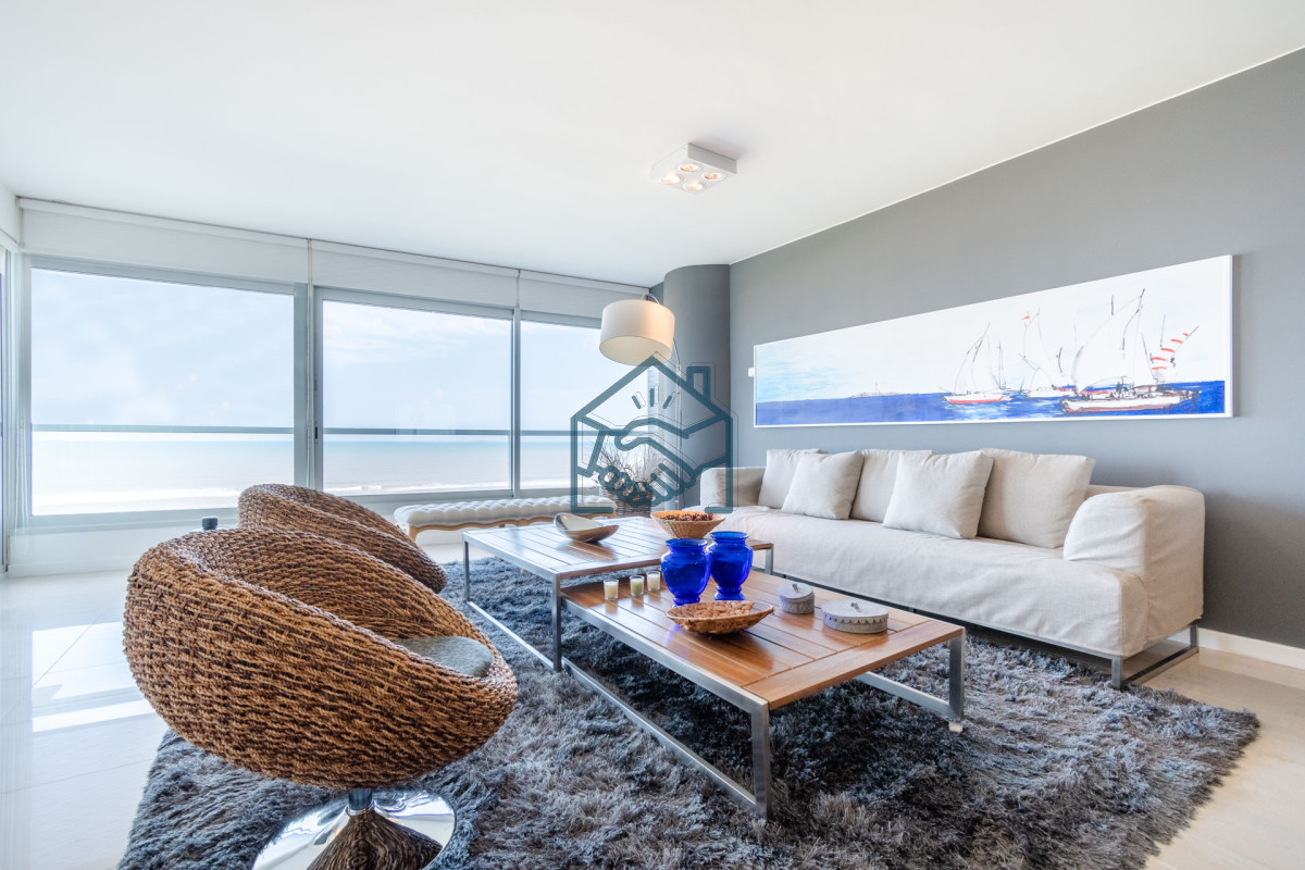 Apartamento ID.490/Moderno-Apartamento-sobre-playa-Brava-en-torre-Le-Parc,-cuenta-con-dos-dormitorios-más-dependencia-de-servicio.-Punta-del-Este - Moderno Apartamento sobre playa Brava en torre Le Parc, cuenta con dos dormitorios más dependencia de servicio. Punta del Este
