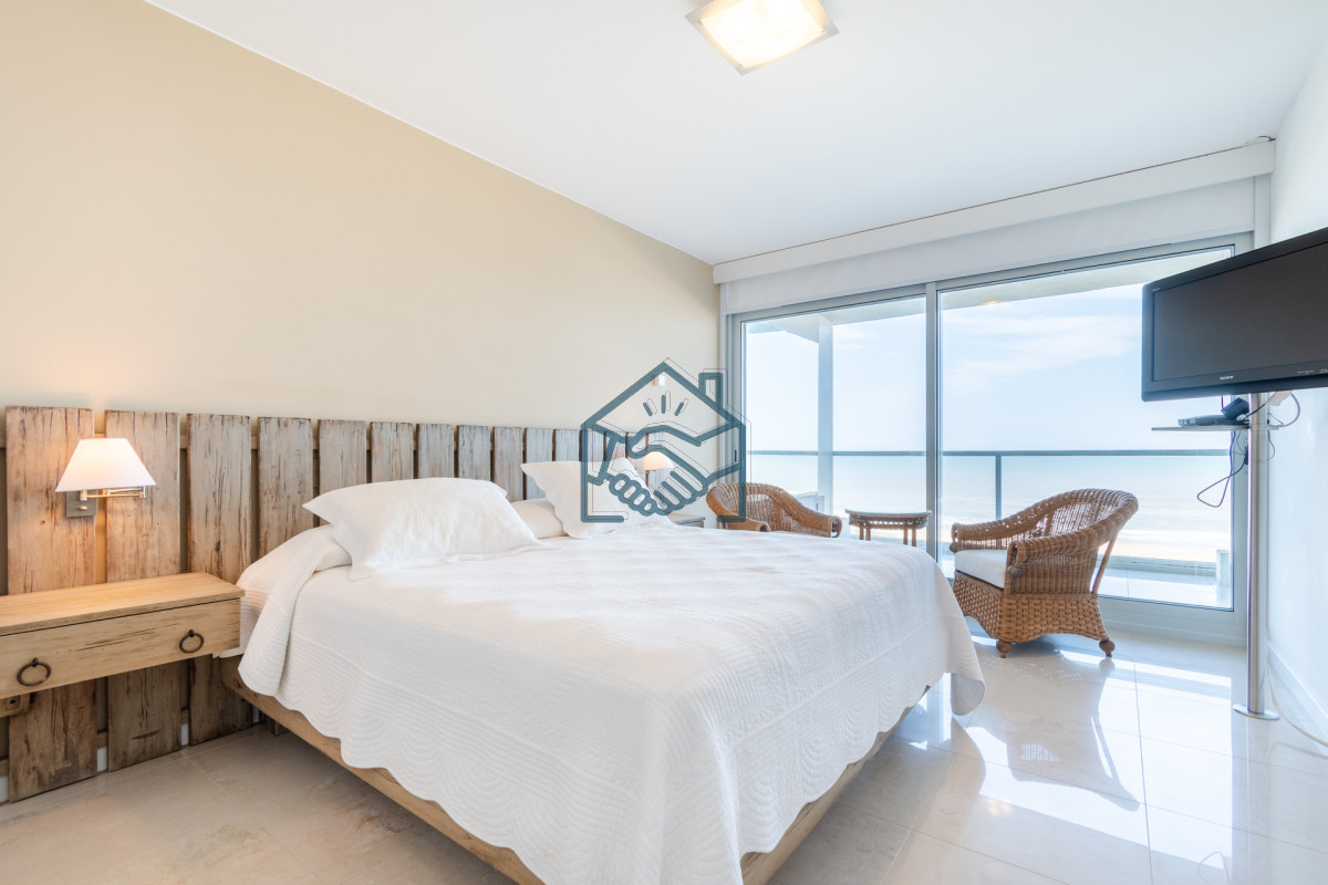 Apartamento ID.490/Moderno-Apartamento-sobre-playa-Brava-en-torre-Le-Parc,-cuenta-con-dos-dormitorios-más-dependencia-de-servicio.-Punta-del-Este - Moderno Apartamento sobre playa Brava en torre Le Parc, cuenta con dos dormitorios más dependencia de servicio. Punta del Este