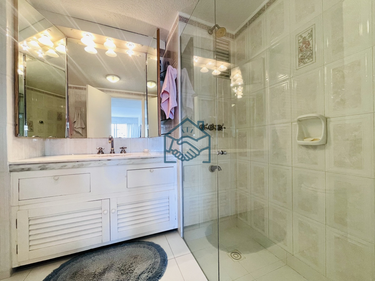 Apartamento ID.610/Apartamento-de-4-Dormitorios-con-Vista-al-Mar---Península-de-Punta-del-Este,-Venta-y-Alquiler - Apartamento de 4 Dormitorios con Vista al Mar - Península de Punta del Este, Venta y Alquiler