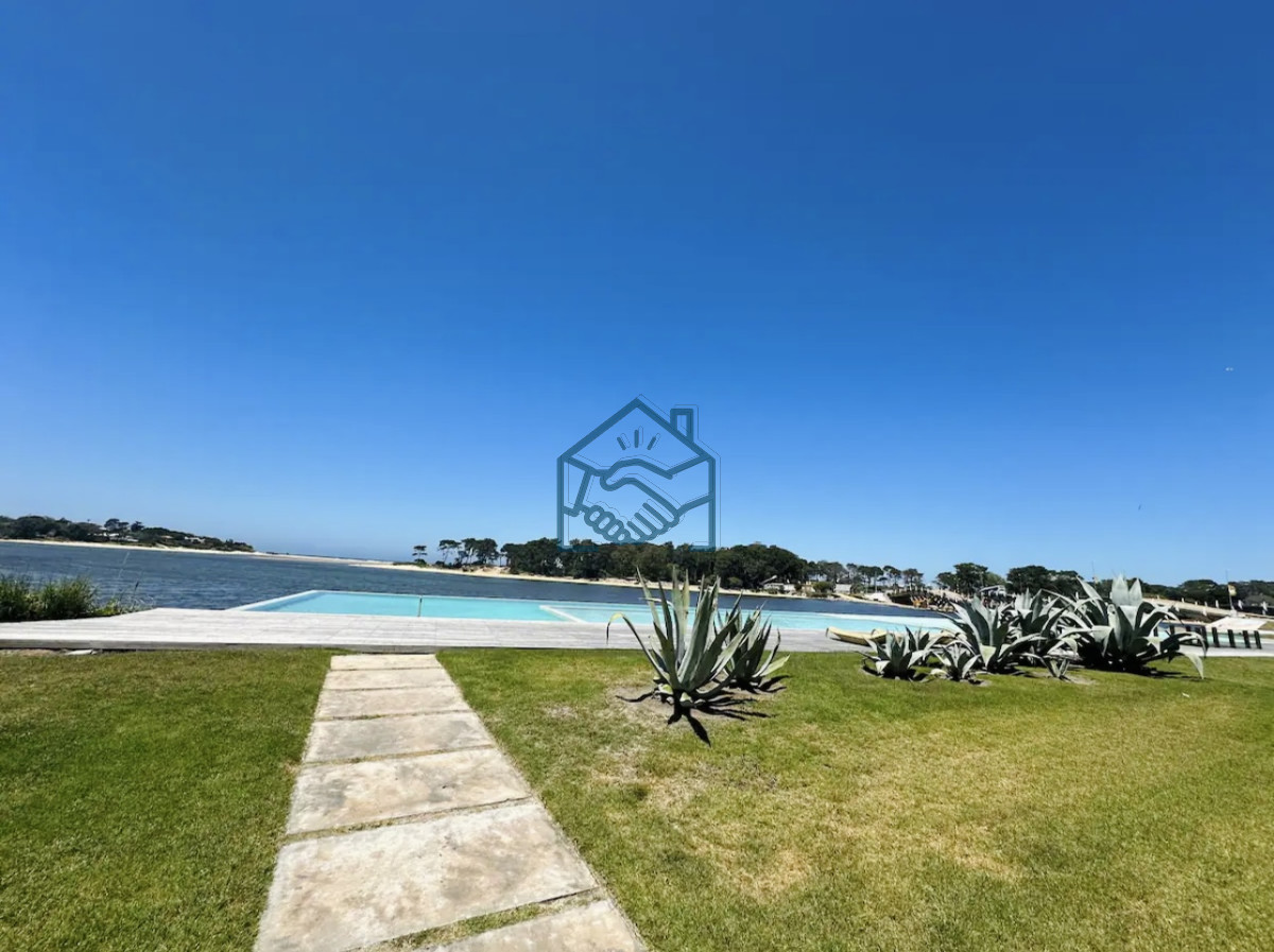 Apartamento ID.685/Venta-de-Moderno-Apartamento-de-3-Dormitorios-Frente-al-Mar-en-La-Barra - Venta de Moderno Apartamento de 3 Dormitorios Frente al Mar en La Barra