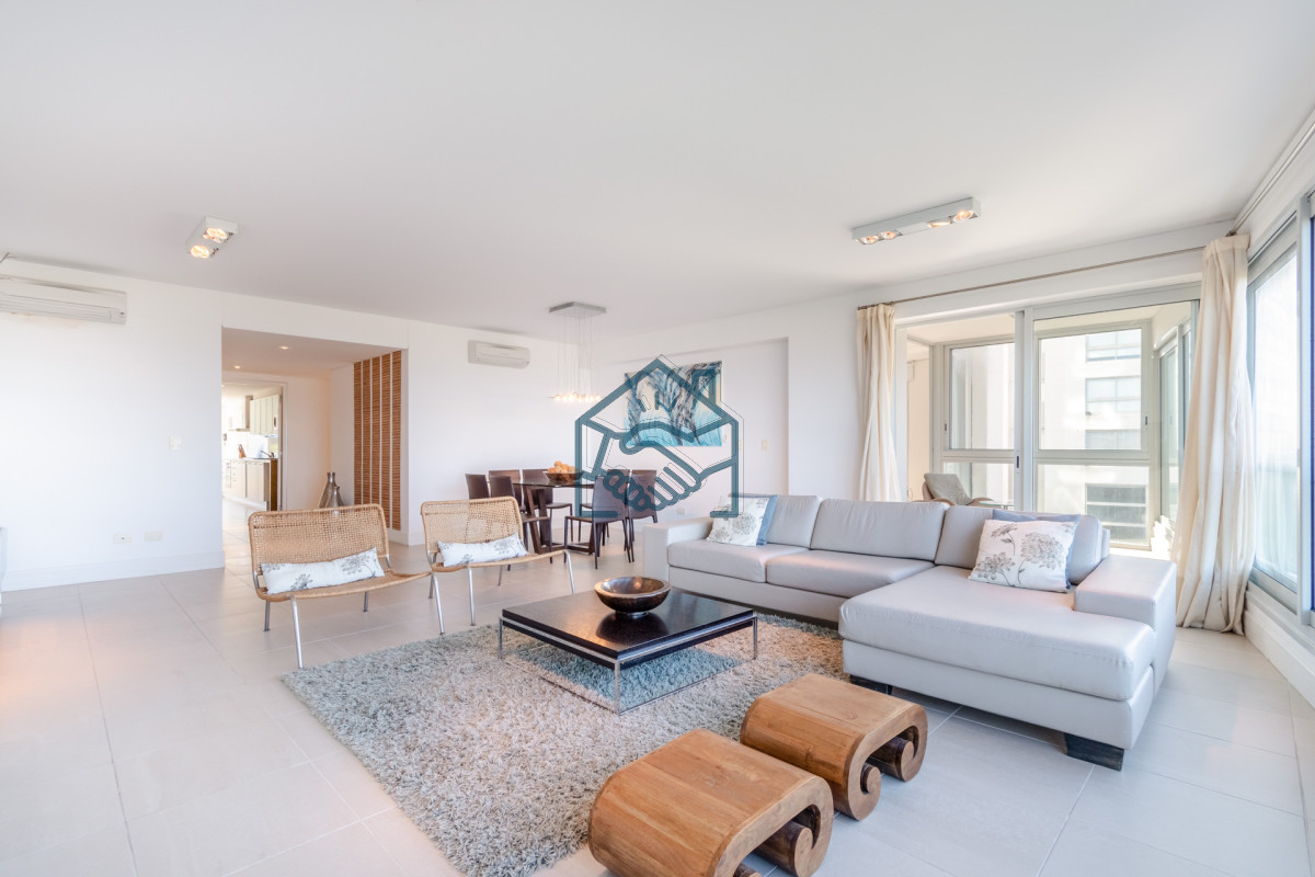 Apartamento ID.612/Venta-y-alquiler-de-departamento-con-tres-dormitorios-mas-dependencia-de-servicio-en-torre-Le-Parc-playa-Brava,-Punta-del-Este - Venta y alquiler de departamento con tres dormitorios mas dependencia de servicio en torre Le Parc playa Brava, Punta del Este