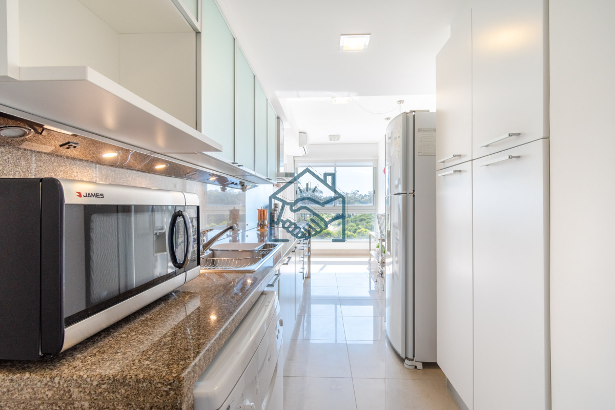 Apartamento ID.490/Moderno-Apartamento-sobre-playa-Brava-en-torre-Le-Parc,-cuenta-con-dos-dormitorios-más-dependencia-de-servicio.-Punta-del-Este - Moderno Apartamento sobre playa Brava en torre Le Parc, cuenta con dos dormitorios más dependencia de servicio. Punta del Este