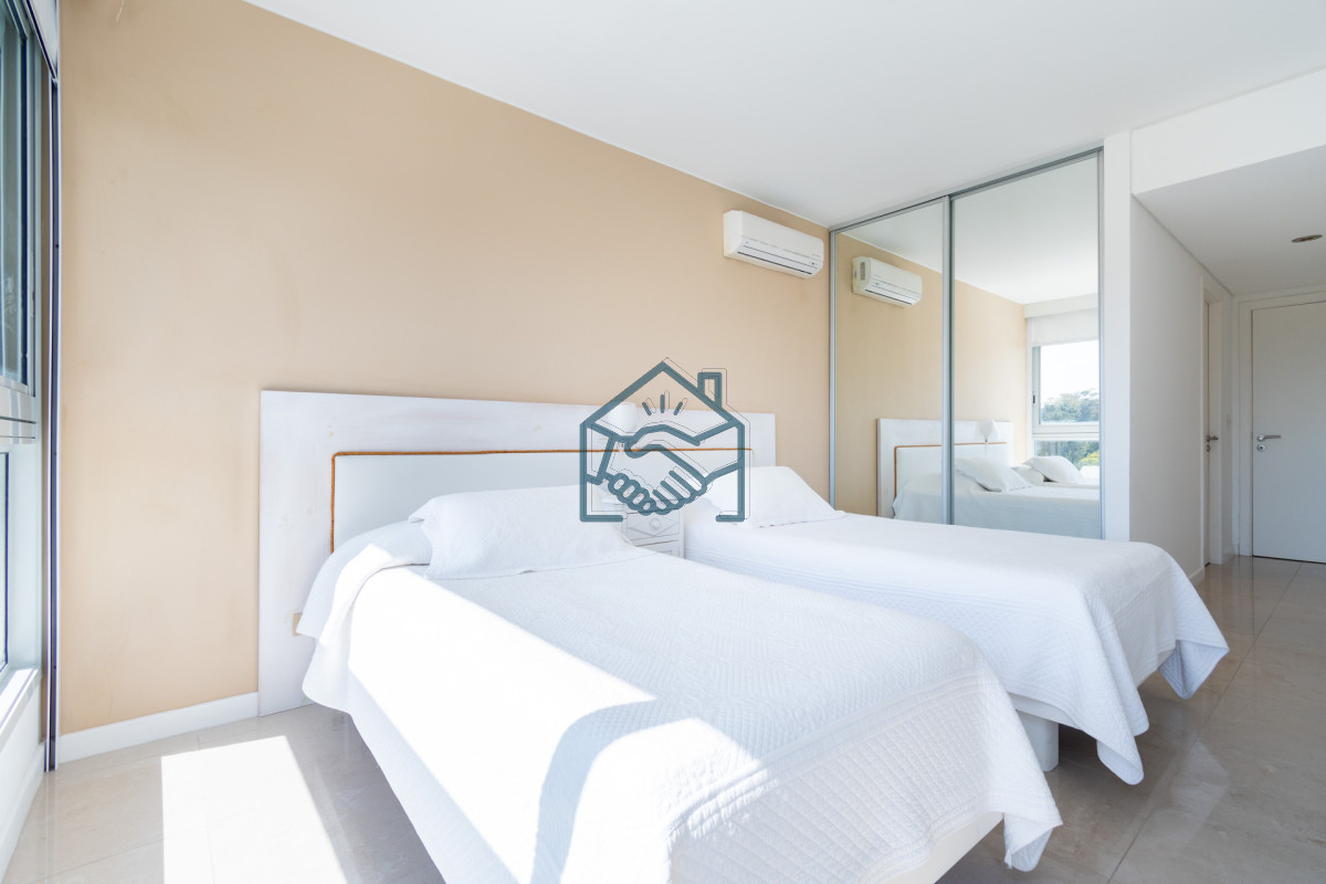 Apartamento ID.490/Moderno-Apartamento-sobre-playa-Brava-en-torre-Le-Parc,-cuenta-con-dos-dormitorios-más-dependencia-de-servicio.-Punta-del-Este - Moderno Apartamento sobre playa Brava en torre Le Parc, cuenta con dos dormitorios más dependencia de servicio. Punta del Este